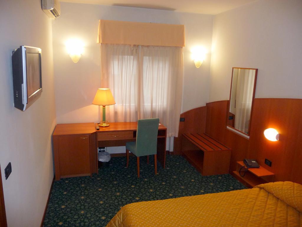 Hotel Cristallo Udine Esterno foto